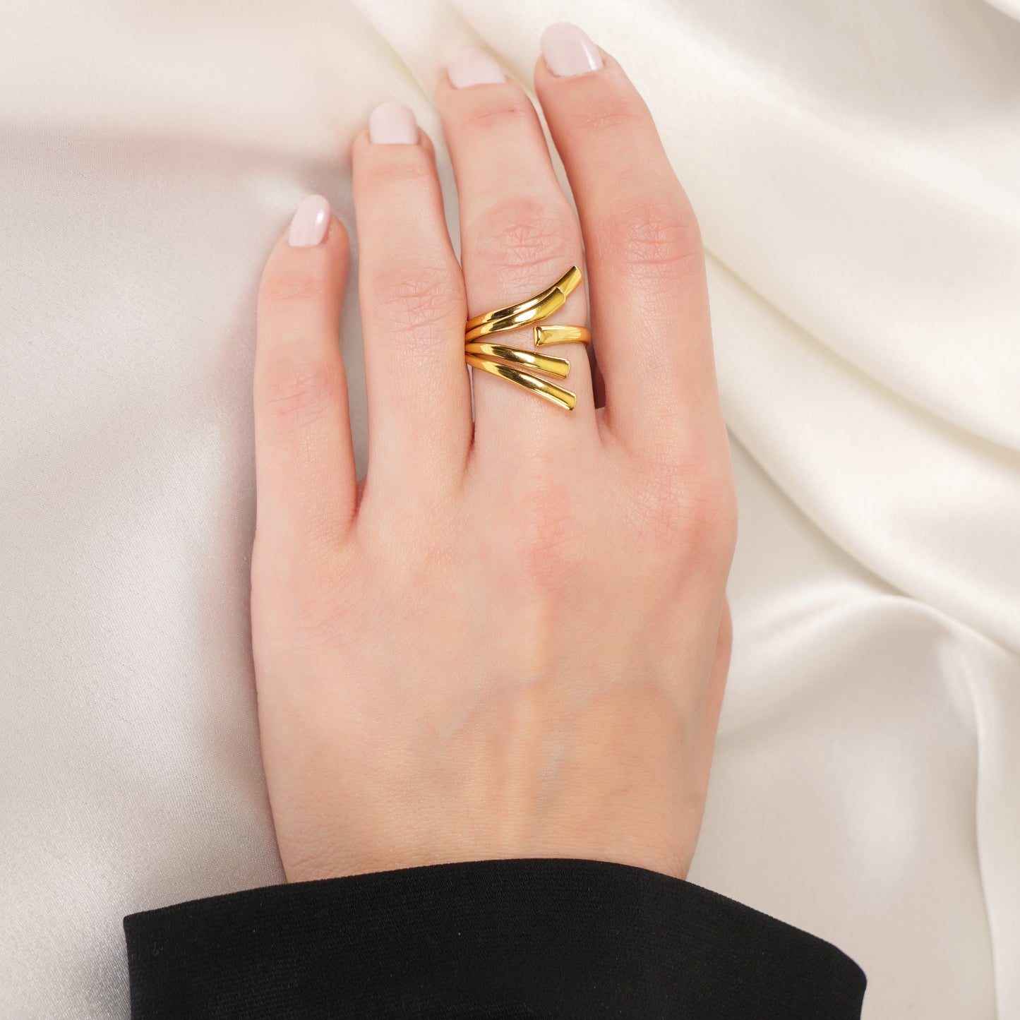 Curved Elegance Ring