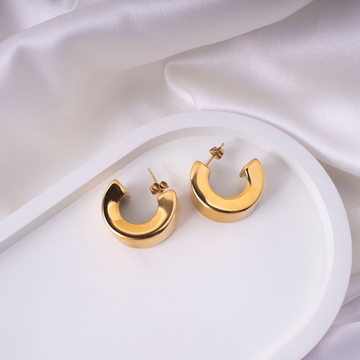 Chic Gold Essence Earrings