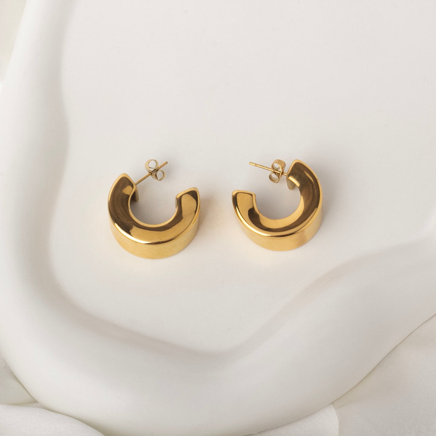 Chic Gold Essence Earrings