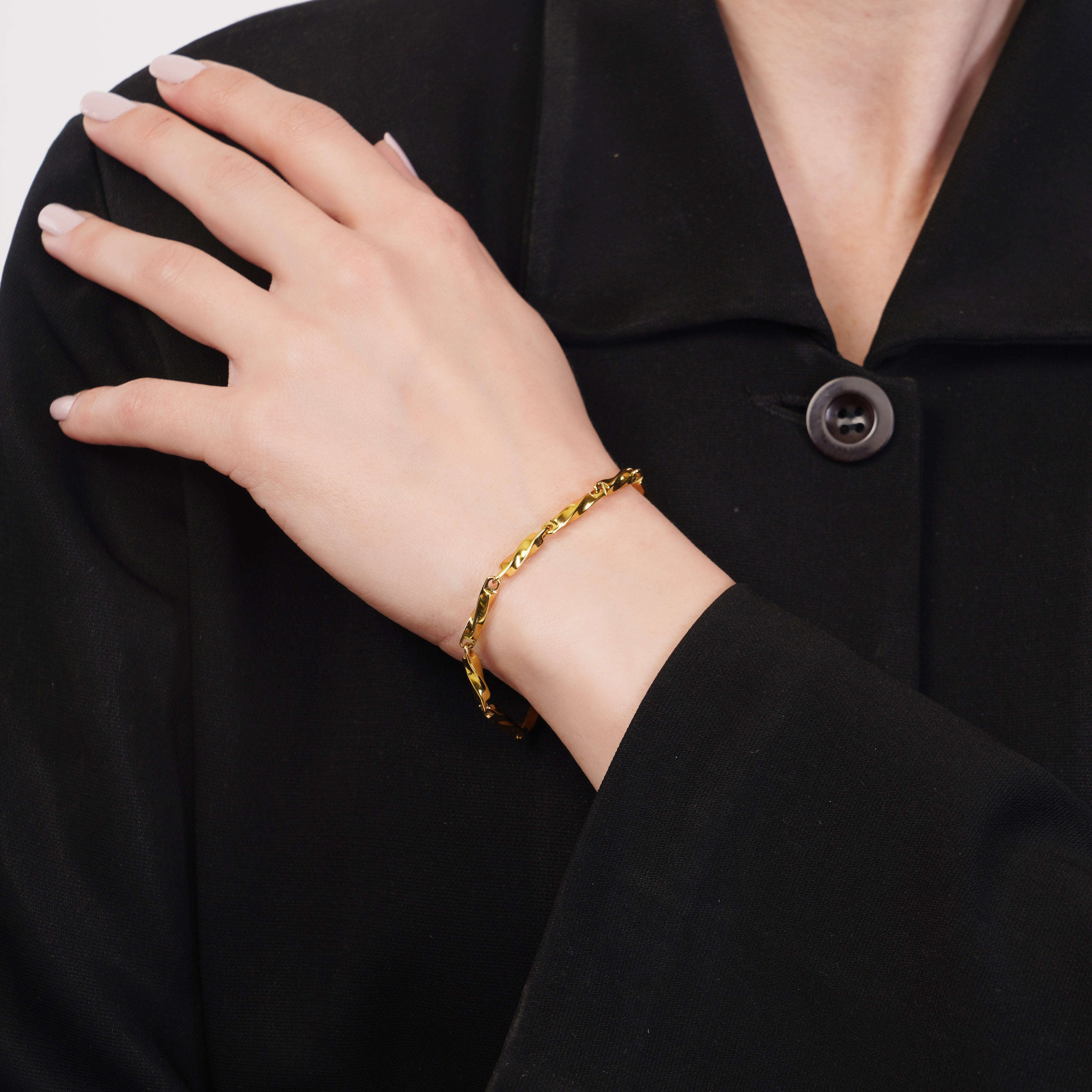 Twisted Gold Link Bracelet | 24K Gold Plated & Anti-Tarnish Seebora